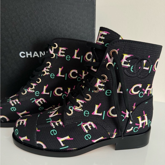 AUTH  19P $1950 CHANEL TWEED PRINTED LOGO LACE UP COMBAT BOOTS 39.5/8.5 - Picture 2 of 8